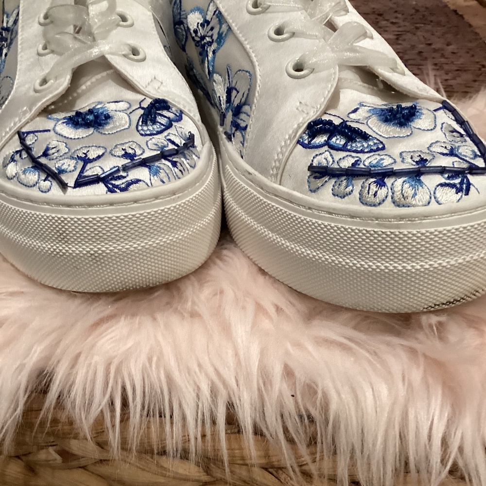Betsey Johnson Blue and White Floral Sneakers 9M - Picture 3 of 7